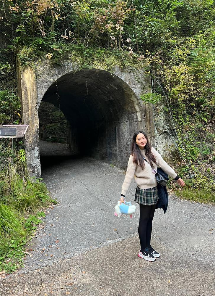 Phan Như Thảo mặc váy ngắn khoe chân cực phẩm bên chồng đại gia-2