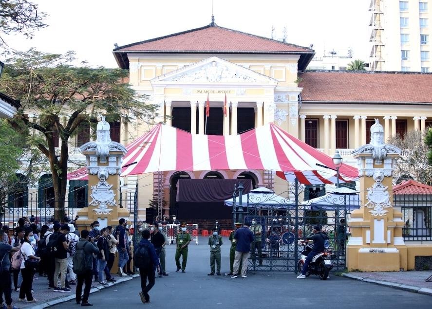 Dì ghẻ bạo hành bé 8 tuổi khóc lóc, thừa nhận tội danh-1