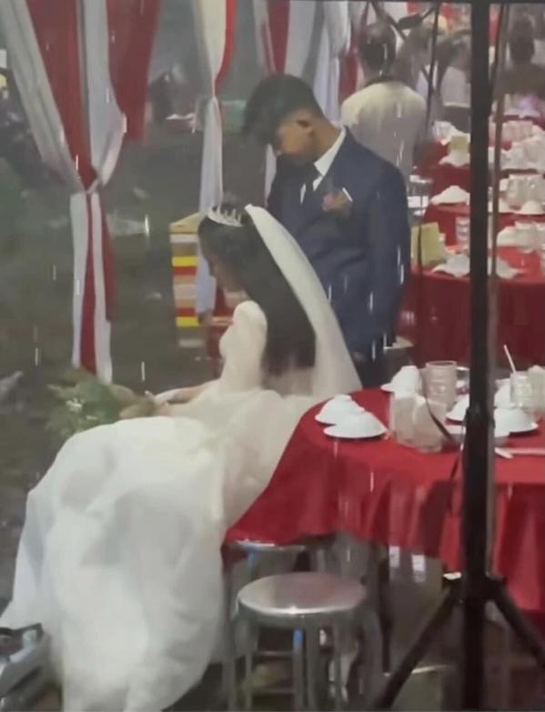 Cô dâu Nghệ An khóc thút thít vì đám cưới không có khách đến dự-1