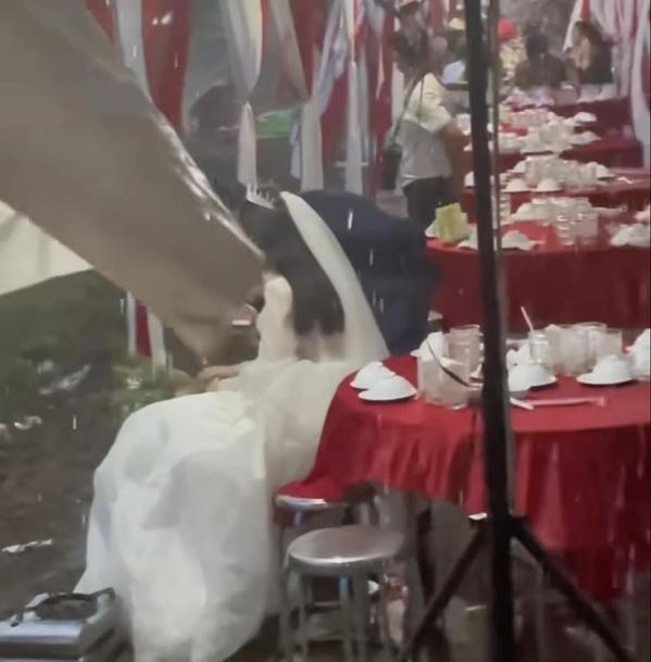 Cô dâu Nghệ An khóc thút thít vì đám cưới không có khách đến dự-2