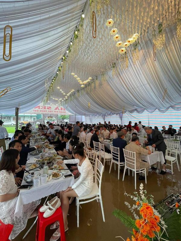 Cô dâu Nghệ An khóc thút thít vì đám cưới không có khách đến dự-3