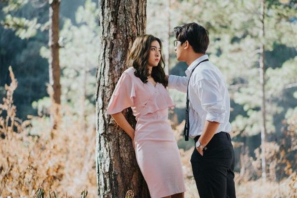 Chuyện phim lấy bối cảnh tại một vùng đất giả tưởng, nơi con người chung sống cùng vô số loài sinh vật huyền bí. Sau cuộc chiến giữa các gia tộc ma cà rồng hàng nghìn năm trước, cậu chủ Huy Long (Duy Luân) bị trúng độc nặng và chưa thể phục hồi.