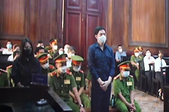 Vì sao người cha vội xóa dữ liệu 'dì ghẻ' bạo hành con tử vong?