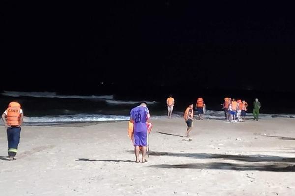 Đi tắm biển 2 sinh viên bị sóng lớn cuốn trôi, một người chết-1