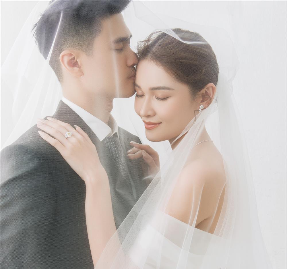 Chồng Thạc sĩ đẹp như tài tử trong ảnh cưới với Thùy Dung-1