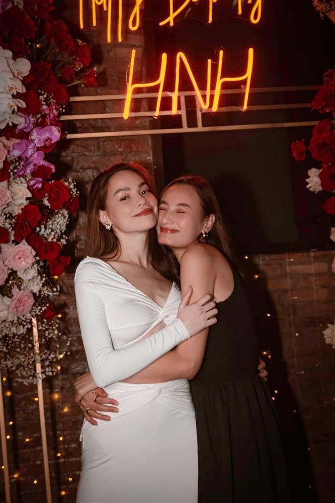 Tin showbiz Việt ngày 25/11: Hoa mắt bữa tiệc ở tư gia Phạm Hương-5