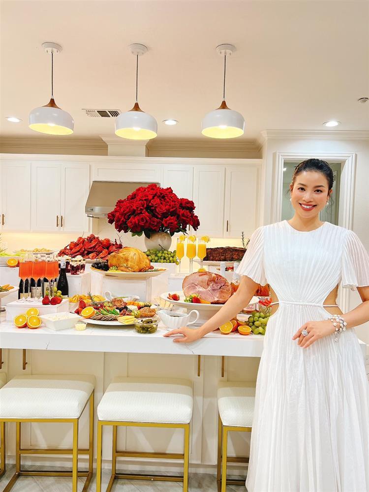 Tin showbiz Việt ngày 25/11: Hoa mắt bữa tiệc ở tư gia Phạm Hương-2