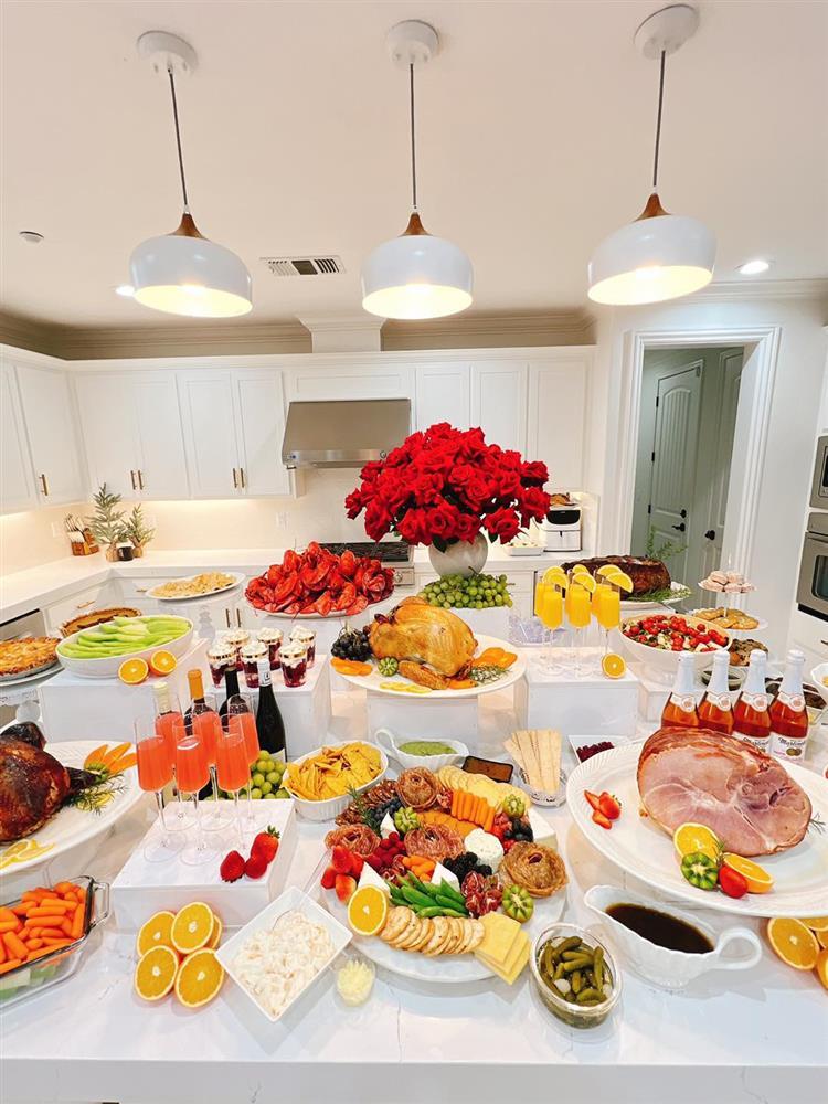 Tin showbiz Việt ngày 25/11: Hoa mắt bữa tiệc ở tư gia Phạm Hương-3