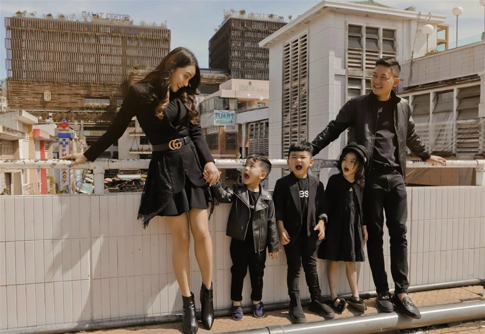 Tin showbiz Việt ngày 25/11: Hoa mắt bữa tiệc ở tư gia Phạm Hương-11