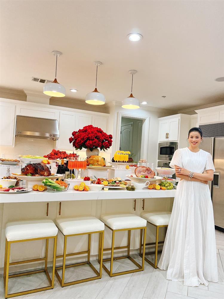 Tin showbiz Việt ngày 25/11: Hoa mắt bữa tiệc ở tư gia Phạm Hương-1