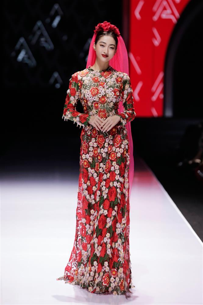 Lương Thùy Linh hóa cô dâu sau khi bắt hoa cưới Đỗ Mỹ Linh-3