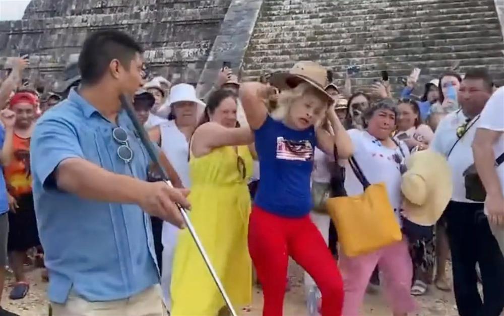Nữ du khách bị phản ứng dữ dội vì nhảy múa lố lăng trên kim tự tháp-2