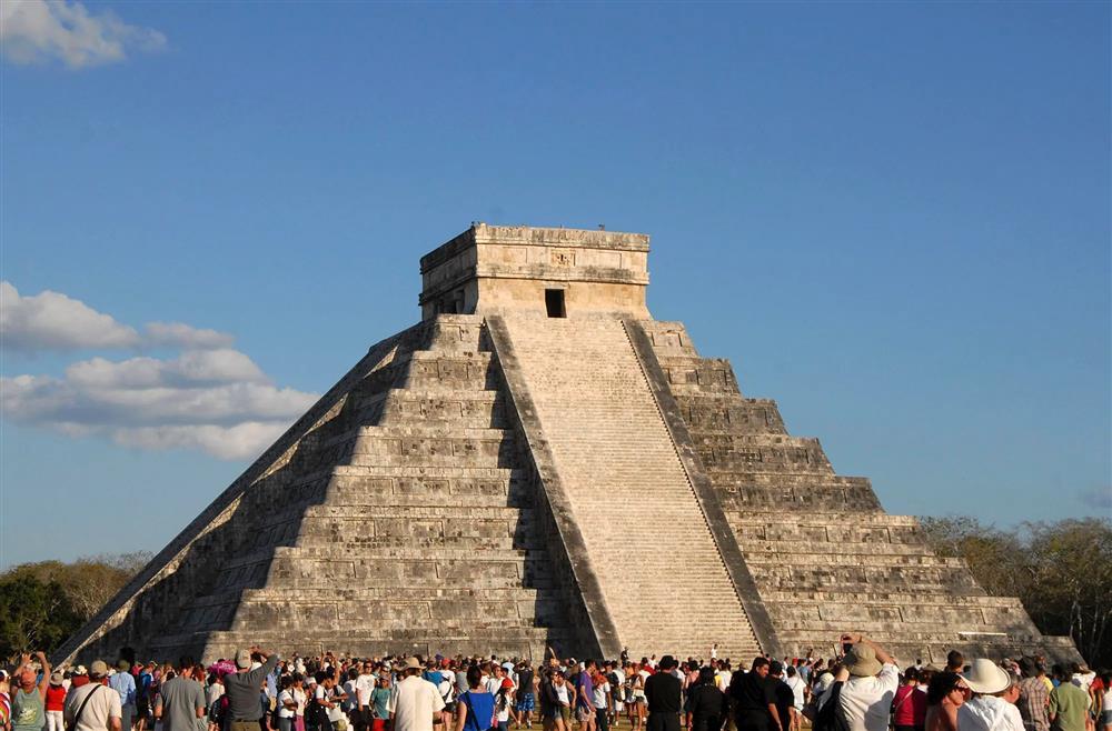 Nữ du khách bị phản ứng dữ dội vì nhảy múa lố lăng trên kim tự tháp-3