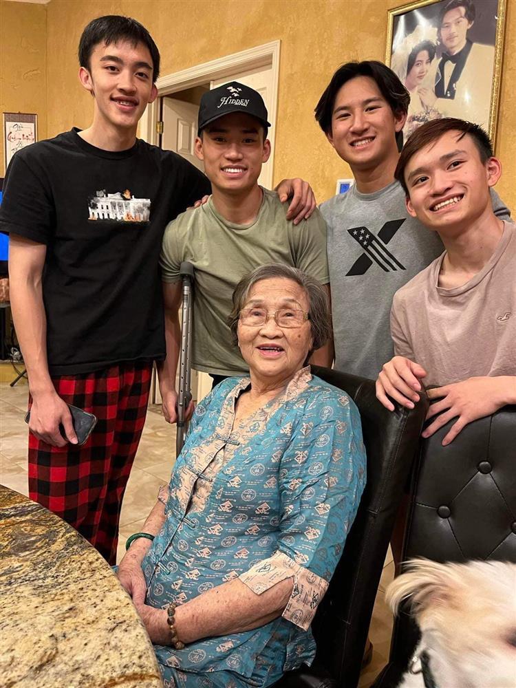 Ngắm rõ nét ảnh cưới Hoài Linh treo trong nhà ở Mỹ-1