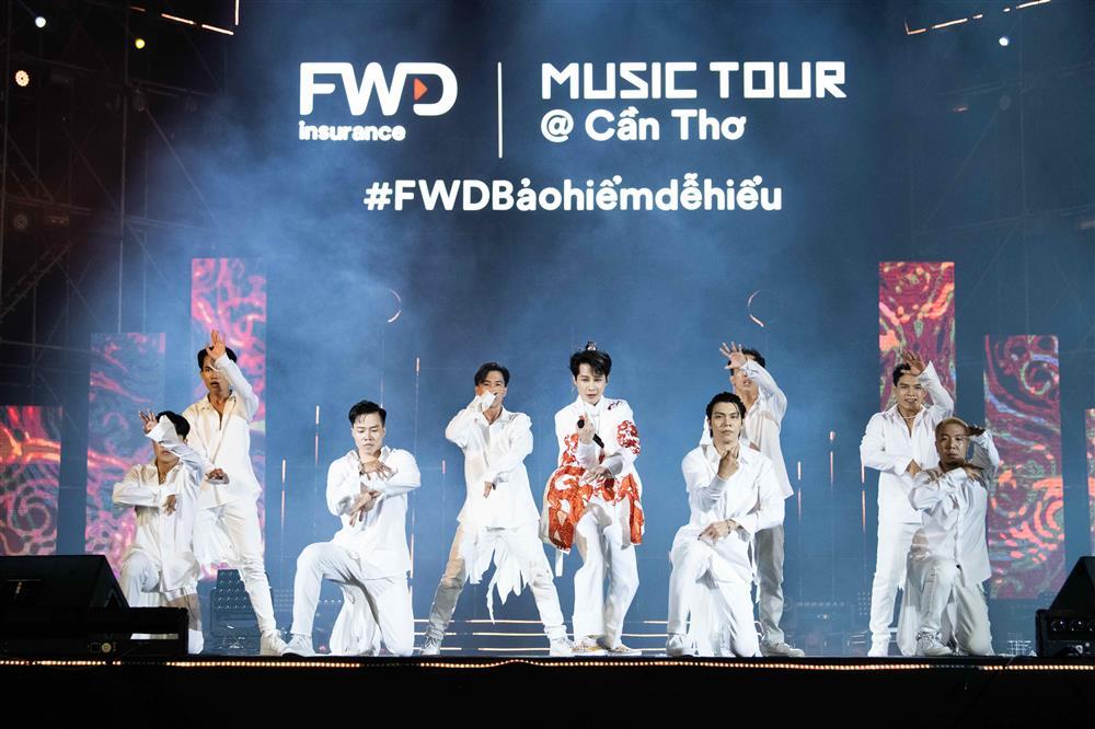 Quy tụ sao ‘khủng’, đêm nhạc FWD Music Tour Cần Thơ bùng nổ cả khán đài-1