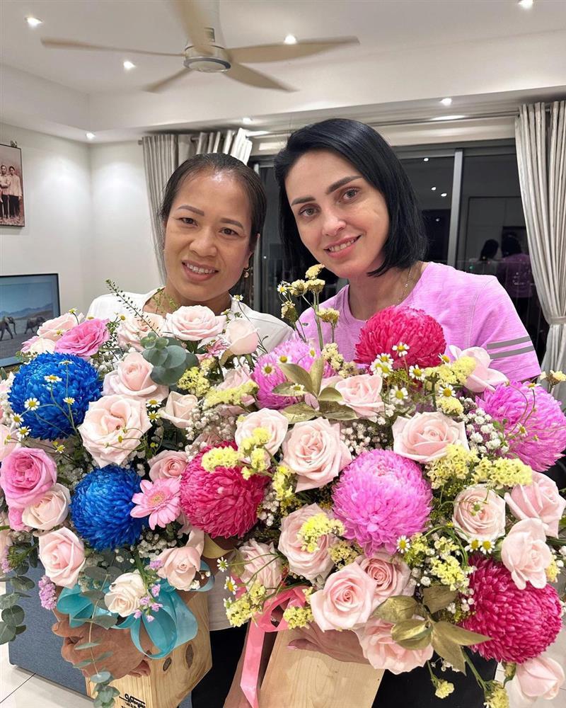 Vợ Tây của Bùi Tiến Dũng khoe mẹ ruột trẻ đẹp ăn đứt con gái-4