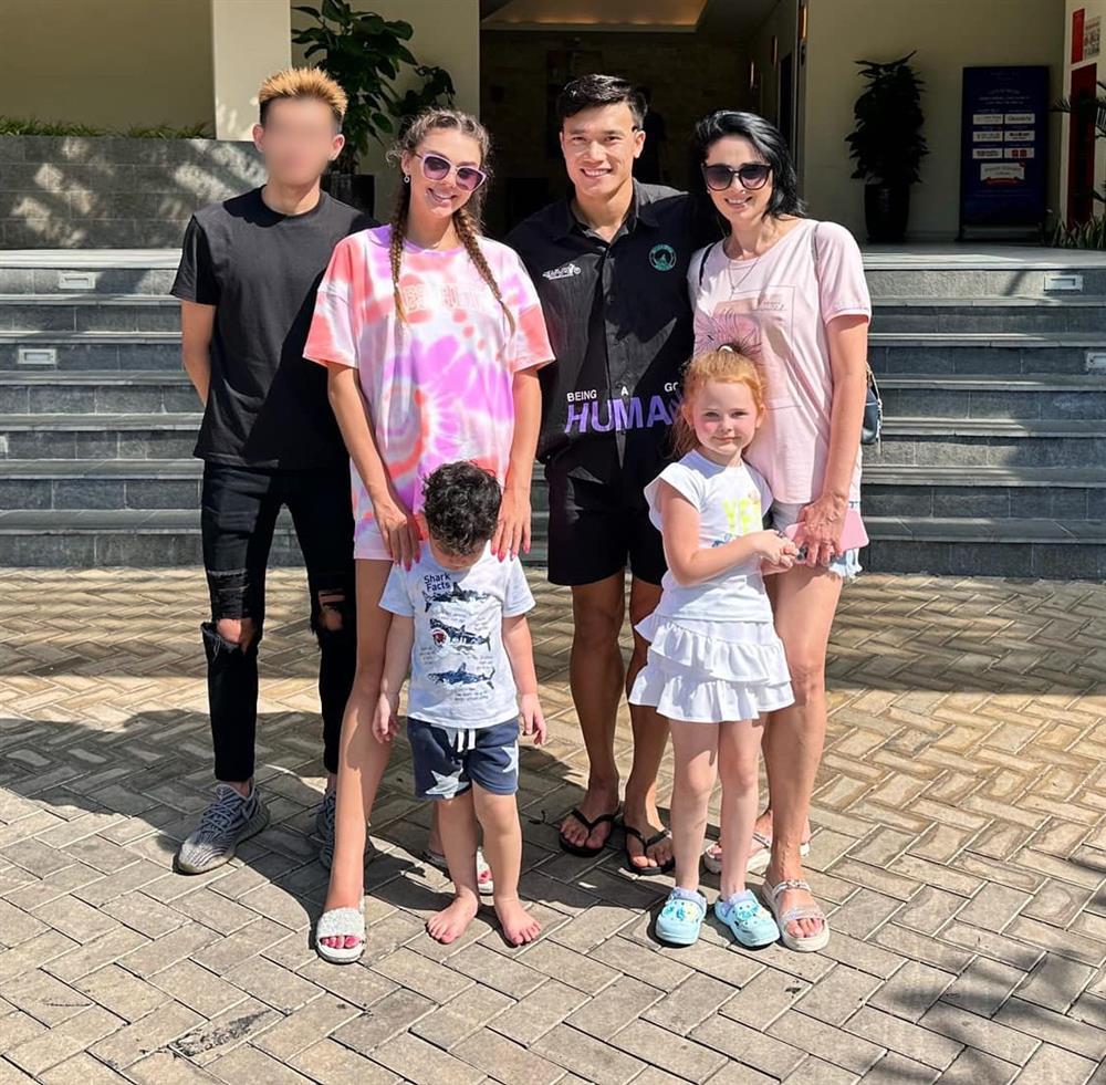 Vợ Tây của Bùi Tiến Dũng khoe mẹ ruột trẻ đẹp ăn đứt con gái-5