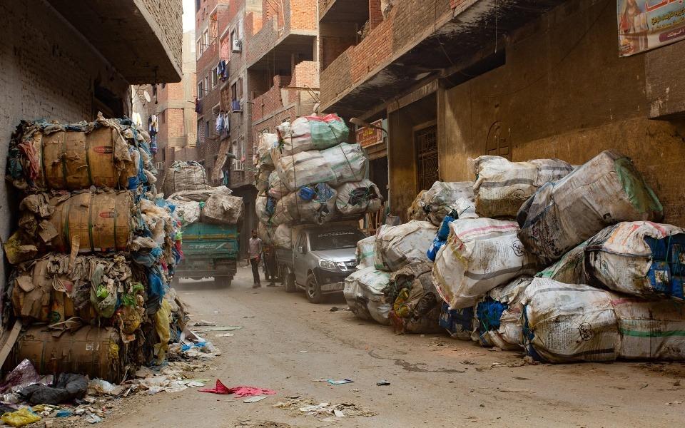 Vào buổi sáng, đàn ông thường tới Cairo và thu gom rác tận nhà. Những người này được gọi là 