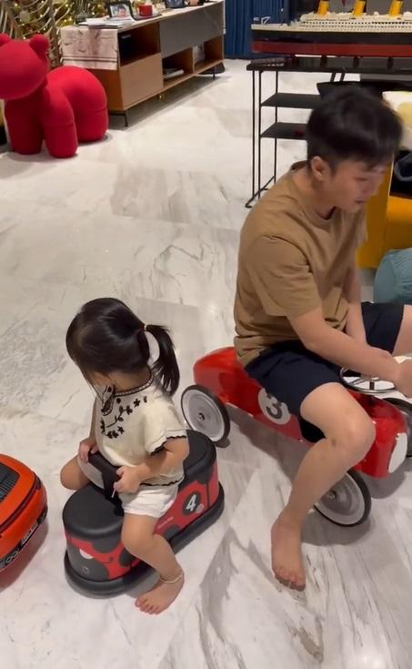 3 bố con Cường Đô La đua xe, Suchin biểu cảm chuẩn chị đại-5