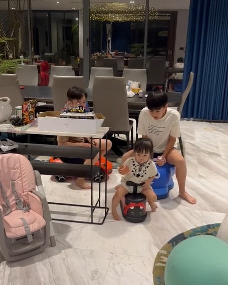 3 bố con Cường Đô La đua xe, Suchin biểu cảm chuẩn chị đại-2