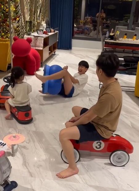 3 bố con Cường Đô La đua xe, Suchin biểu cảm chuẩn chị đại-4