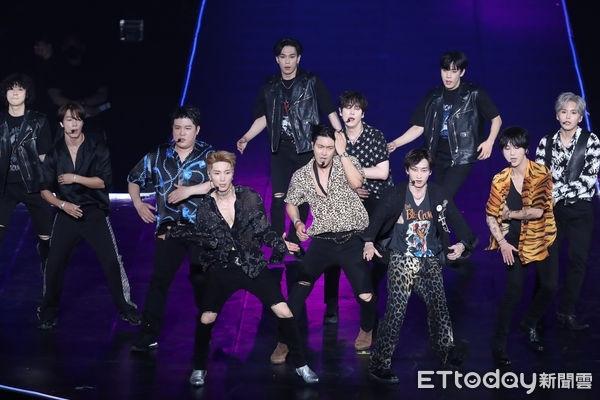 Khán giả ngất xỉu trong đêm nhạc của Super Junior-2