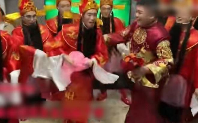 Dàn phù rể hóa trang thành Thần Tài khiến cô dâu cười không ngớt-2