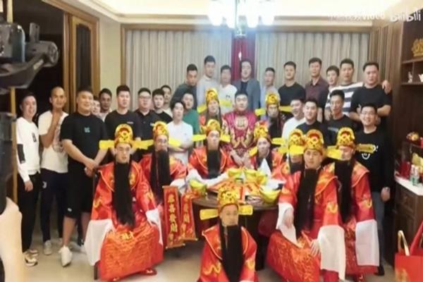 Dàn phù rể hóa trang thành Thần Tài khiến cô dâu cười không ngớt-3