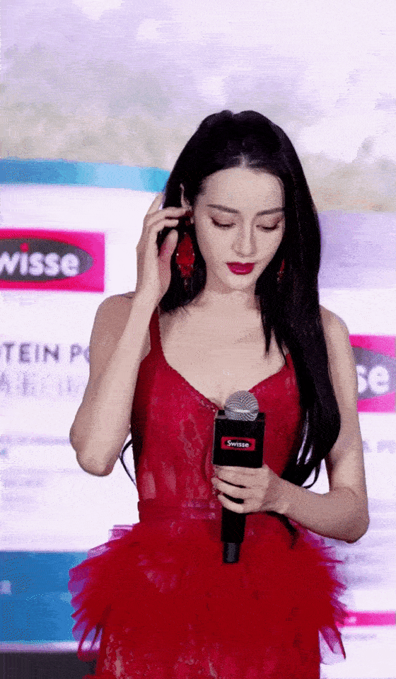 Địch Lệ Nhiệt Ba diện đồ đỏ là bừng sáng-5