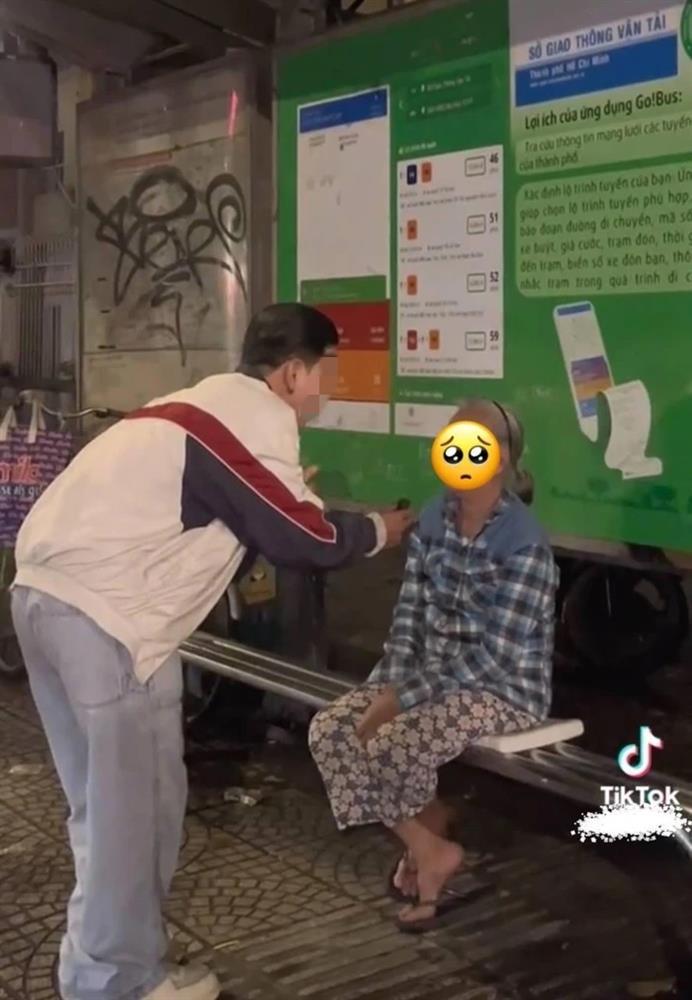 Phẫn nộ TikToker làm từ thiện nhưng gọi người lớn tuổi là bà già nghèo khổ-1