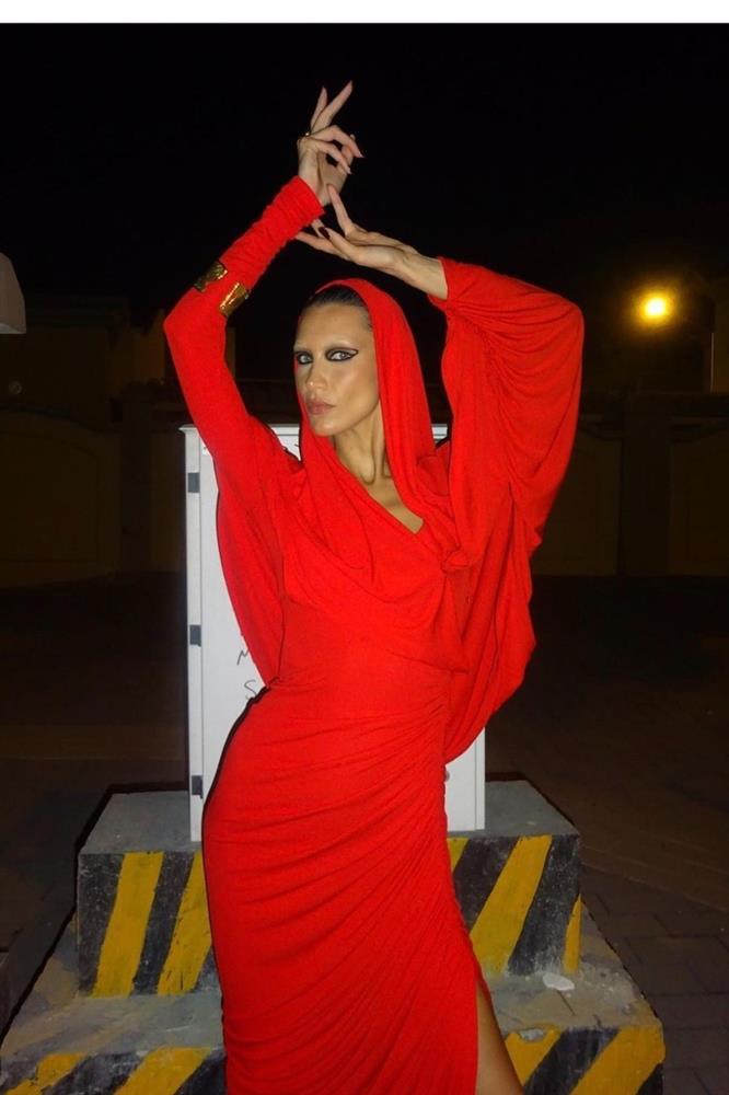 Bella Hadid, Kylie Jenner diện mốt váy áo trùm đầu độc lạ-2