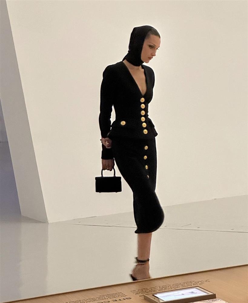 Bella Hadid, Kylie Jenner diện mốt váy áo trùm đầu độc lạ-3