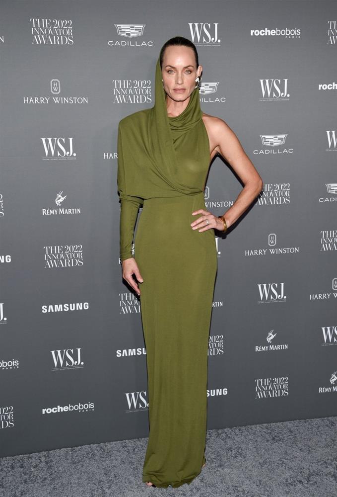 Bella Hadid, Kylie Jenner diện mốt váy áo trùm đầu độc lạ-5