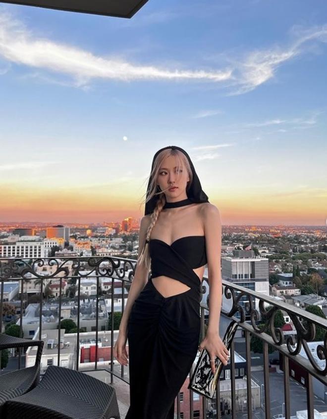 Bella Hadid, Kylie Jenner diện mốt váy áo trùm đầu độc lạ-1