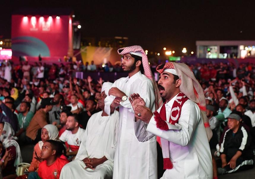 CĐV Qatar phẫn nộ vì đội nhà bị loại sớm-2