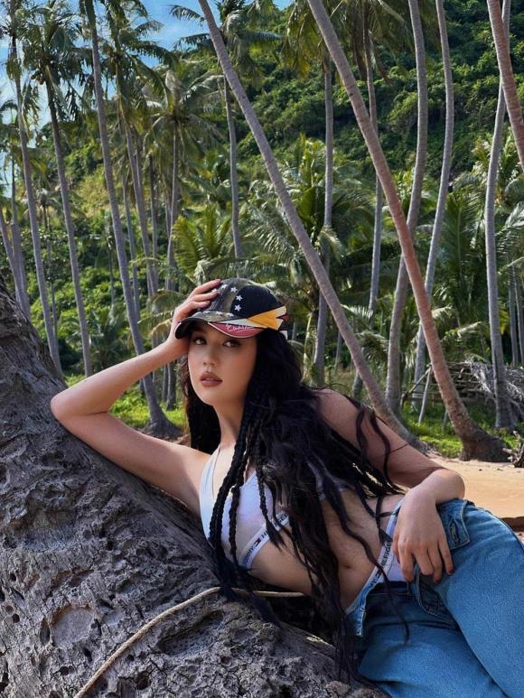 Ngọc Trinh diện đồ táo bạo khi chụp hình cùng cháu gái-2