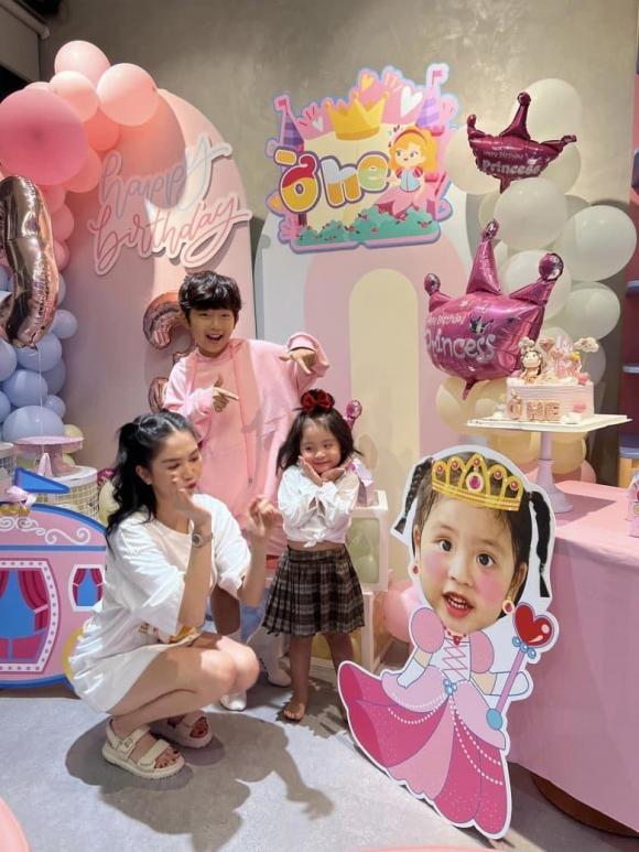 Ngọc Trinh diện đồ táo bạo khi chụp hình cùng cháu gái-8