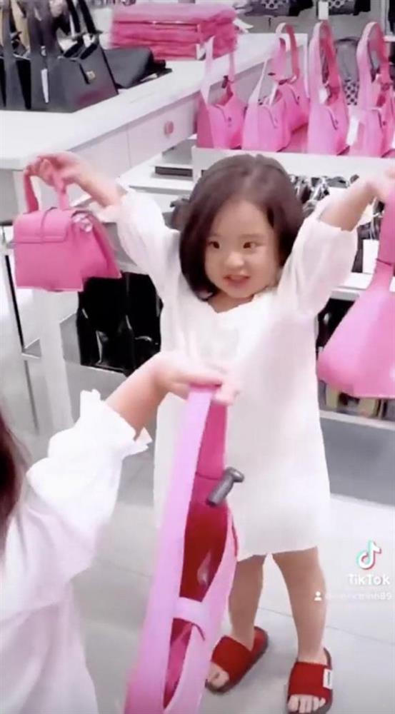 Ngọc Trinh diện đồ táo bạo khi chụp hình cùng cháu gái-9