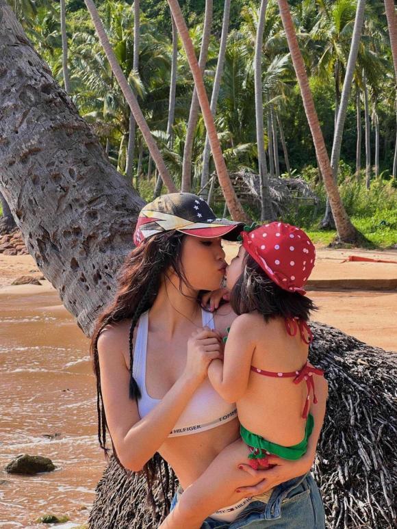 Ngọc Trinh diện đồ táo bạo khi chụp hình cùng cháu gái-3