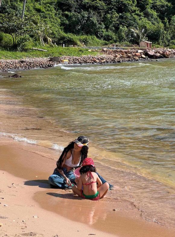 Ngọc Trinh diện đồ táo bạo khi chụp hình cùng cháu gái-4