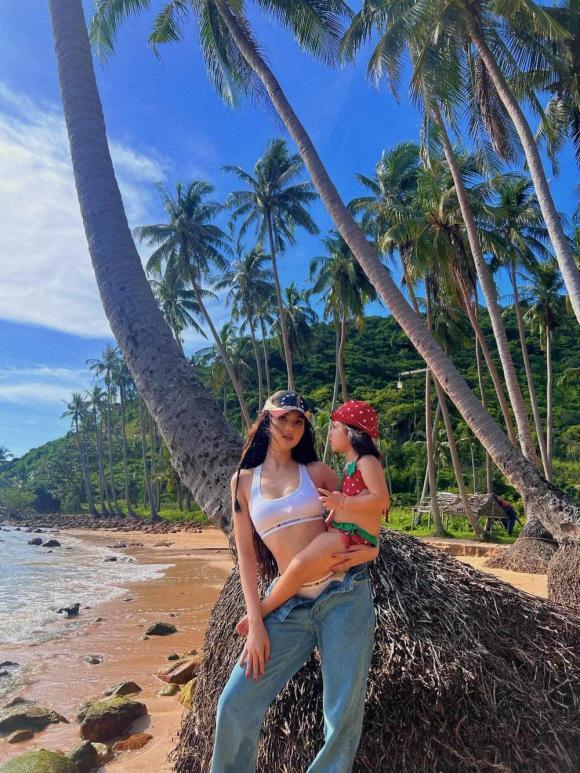 Ngọc Trinh diện đồ táo bạo khi chụp hình cùng cháu gái-5