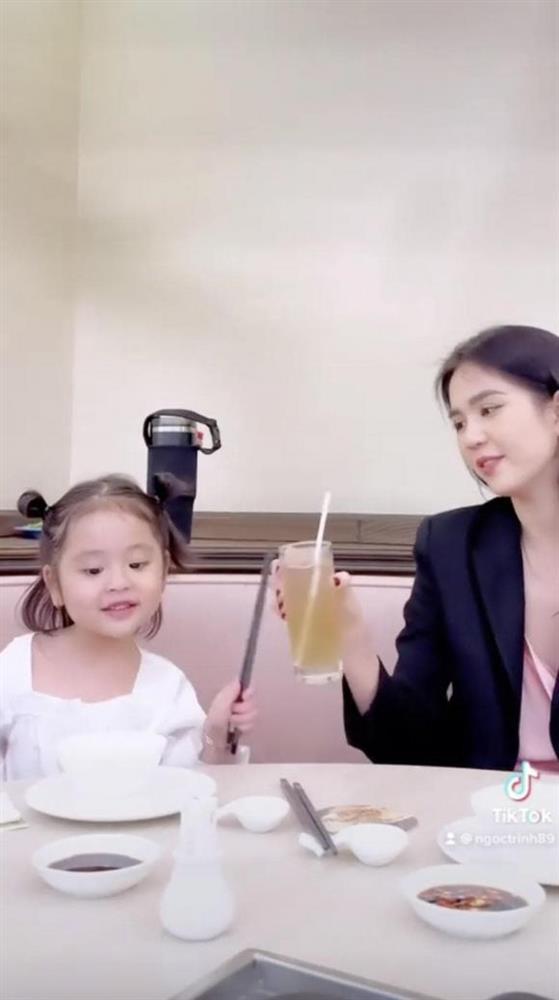 Ngọc Trinh diện đồ táo bạo khi chụp hình cùng cháu gái-7