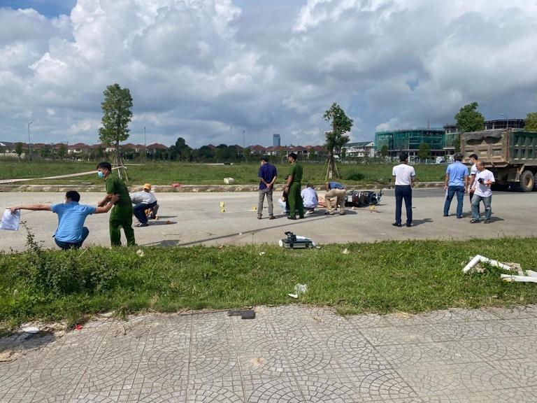 Chồng gào khóc bên thi thể vợ bầu và 2 con bị xe cán tử vong-2