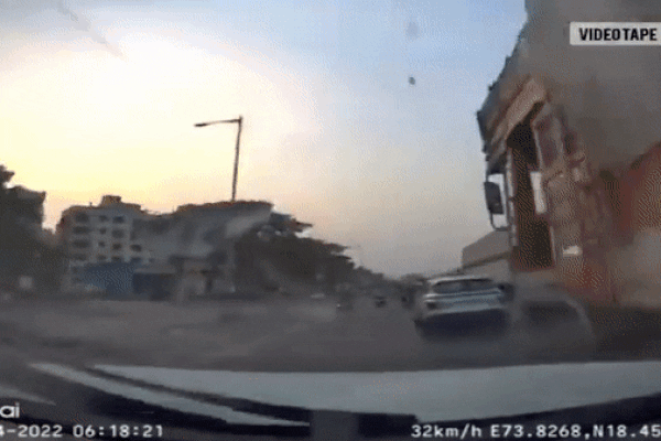 Clip: Hãi hùng xe tải mất lái, húc 'bay' 48 phương tiện