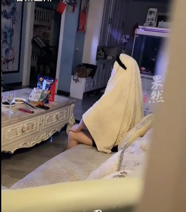 Giật mình khi thấy chồng cosplay thành người giàu Qatar xem World Cup-1