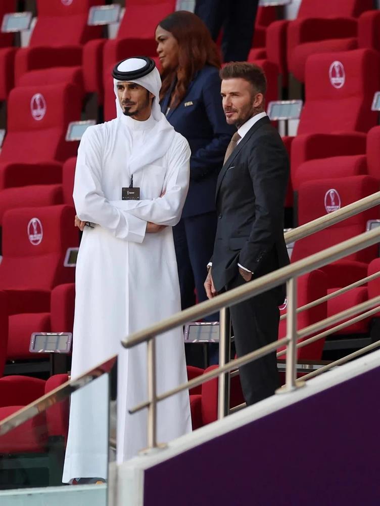 Giật mình khi thấy chồng cosplay thành người giàu Qatar xem World Cup-4