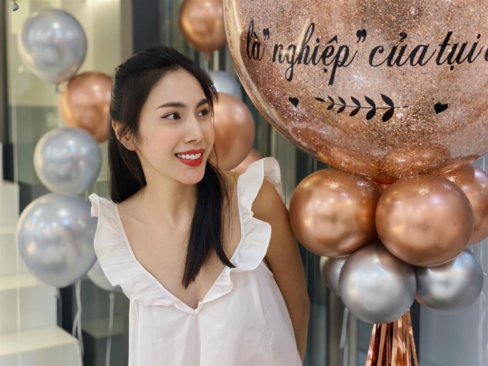 Tin showbiz Việt ngày 26/11: Nhan sắc Thủy Tiên trong ảnh bị tag-2