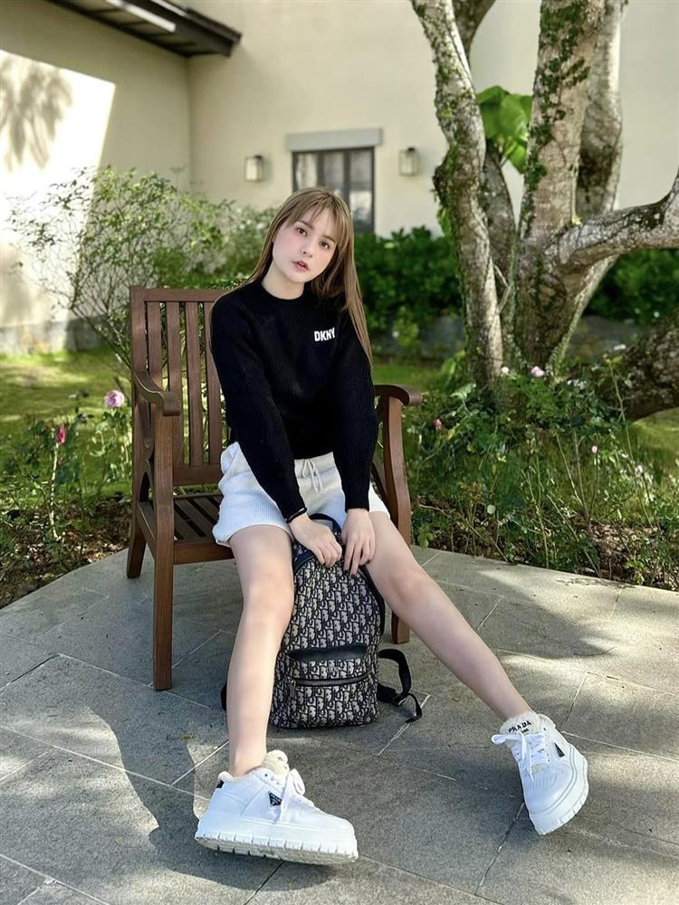 Đoàn Di Băng mặc nhầm áo của con gái 10 tuổi-1