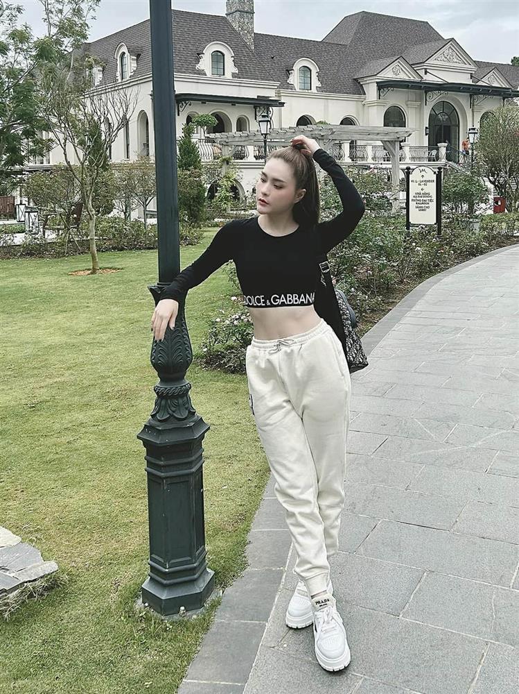 Đoàn Di Băng mặc nhầm áo của con gái 10 tuổi-9