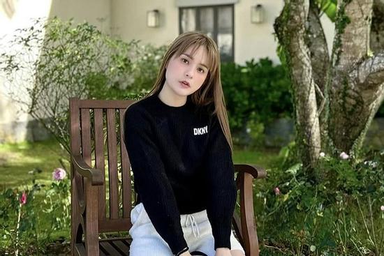 Đoàn Di Băng mặc nhầm áo của con gái 10 tuổi